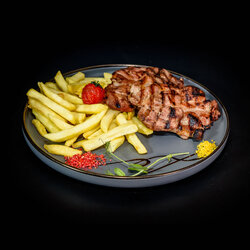 Meniu ceafa de porc la grill,cu cartofi prajiti